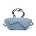 Sac à main bleu clair en demi-lune avec poignée métallique et rabat ondulé chic - Bleu