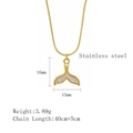 Detailweergave van gouden zeemeerminstaart ketting met schelpinleg en maten - Goud