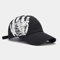 Detailansicht der schwarzen Baseballkappe im Distressed-Look mit VIBRATE-Graffiti - Weißer Letter Print Distressed Stil / Schwarz