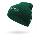 Berretto in maglia verde scuro con ricamo NYC bianco e design classico con risvolto - M (56-58cm) / Verde