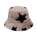 Dettaglio del cappello a secchiello in finta pelliccia con stelle nere su tessuto marrone - Cachi