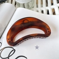 Macro detail of large amber tortoiseshell resin hair claw clip on minimalist magazine - Butterfly Buckle 10cm / Matte Red Brown