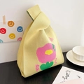Borsa regalo gialla in maglia con fiori rosa e manico a nodo dal design unico - Fiore giallo