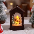 Braune Weihnachtslaterne mit Weihnachtsmann-Motiv und warmem LED-Licht im Schnee - Weihnachtsmann / Roter Weihnachtsmann