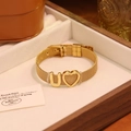 Bracelet en maille dorée avec cœur et lettre U présenté dans un coffret en bois de luxe - Lettre U