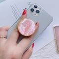 Soporte para móvil con diseño de concha rosa y borde dorado en smartphone blanco - Agarre de Enchufe Plegable Redondo Dorado / Concha de Vieira Rosa