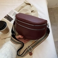 Bolso bandolera de cuero rojo oscuro con correa ancha de rayas de estilo moderno - Burdeos