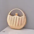 Elegante gouden avondtas met plooien, ronde metalen handgreep en bolvormige sluiting - Goud