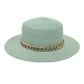 Détail d'un chapeau de paille vert menthe avec une décoration de chaîne en acrylique dorée - Vert menthe