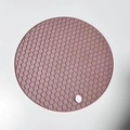 Sottopentola rotondo in silicone rosa con trama a nido d'ape e foro per appendere - Piccolo 14cm / Marrone Nordico