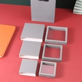 Drei Größen grauer PE-Folien-Schmuckdisplays mit passenden Papierhüllen und Geschenktasche - Grau