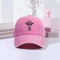 Détail de la broderie girafe sur casquette de baseball rose en coton lavé - Taille unique / Rose