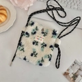 Détail du sac bandoulière en peluche fleurie avec sangle tissée et fermoir aimanté - Petite Fleur en Peluche (4112) / Bleu