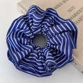 Elastico scrunchie a righe blu e bianche con trama di tessuto a strati su superficie - Grande / Righe Blu Scuro (18cm)