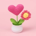 Planta de ganchillo flor y corazón rosa en maceta de cerámica blanca fondo rosa - Rosa rojo
