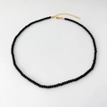 Dettaglio della collana di perle di agata nera minimalista con chiusura e catena dorata - Collana di Perline Tonde da 3mm