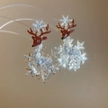 Makroaufnahme der Rentier-Ohrringe mit glitzernden Kristallen und Schneeflocken - 1# Silberstift - Gold