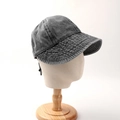 Detail van grijze gewassen denim baseballpet met verstelbaar elastisch koord en gesp - 58cm(Verstelbaar) / Zwart