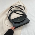 Borsa minimalista in pelle nera opaca con manico circolare vuoto e scritta dorata - Nero
