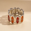 Makro-Detail des elastischen Metallarmbandes mit Hammerschlag-Textur und Emaille-Inlay - Silber mit Orangerot
