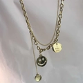 Collana a strati in acciaio al titanio dorato con ciondolo smiley e moneta incisa - Catena Multistrato con Faccina Oro (N844GL) / Oro