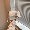 Sac à main blanc matelassé chic avec mini pochette et coutures géométriques - Blanc