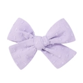 Nahaufnahme der hellvioletten Schleifen-Haarspange mit weißen 3D-Punkten und Stoffstruktur - Helllila Jacquard Punktmuster Stil (5)
