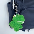 Portachiavi dinosauro in peluche verde con clip metallica su uno zaino blu - Dragone Addormentato - Verde Scuro