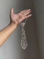 Dettaglio di una collana a cravatta con strass argento, nappine luccicanti e maglia - Collana a Forma di Cravatta in Strass Completo Argento