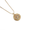 Detalle macro del collar de estrella chapado en oro con circonitas de colores y colgante - Estilo Placa Redonda Estrella / Placa Redonda Estrella Arcoíris (0669CX Estrella)