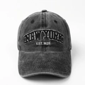Dettaglio del ricamo 3D New York su cappello da baseball in denim lavato stile vintage - Nero