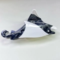 Detailansicht der schwarz-weißen Hai-Haarklammer mit Marmortextur aus Acetat-Material - Schwarz und Weiß