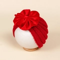 Dettaglio cappello neonato in maglia rossa con grande fiocco in velluto e trama a onde - 18*14cm / Rosso