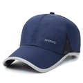 Berretto sportivo blu navy ad asciugatura rapida con rete e logo bianco - Regolabile (56-60cm) / Blu navy
