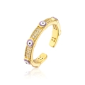 Detail eines vergoldeten Evil-Eye-Rings mit lila Emaille und Zirkonsteinen auf Weiß - Violettes Böses Auge / Gold