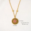 Detalle de collar vintage dorado con piedra rosa, colgante de 15,5mm y cadena 40+5cm - Estilo Disco Calado (XB2401004-4)