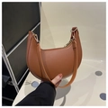 Detailaufnahme braune halbmondförmige Achseltasche mit Textur und goldener Metallschnalle - Dunkelbraun