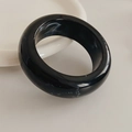 Vista detallada de un anillo de resina grueso con textura de mármol negro y blanco - Patrón de Mármol Negro