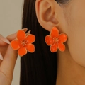 Nahaufnahme der orangefarbenen Emaille-Ohrstecker mit eleganten goldenen Metallrändern - KC Gold Orange (11382)
