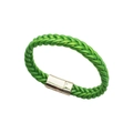 Bracciale intrecciato verde con chiusura magnetica in metallo argento su sfondo bianco - Bracciale intrecciato con fibbia in argento verde brillante (30146)