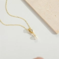Elegante goldene Halskette mit funkelndem Zirkon-Akzent und einem runden Perlenanhänger - Einzelne Zirkonperle