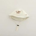 Dettaglio cappello da sole beige per neonati con ricamo SUNNY DAY e laccetto sottogola regolabile - 48-50cm (1-2 Anni) / Bianco Sporco