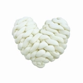 Detalle de un cojín de corazón blanco tejido a mano con textura de hilo de algodón - Blanco Leche