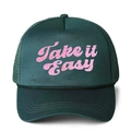 Détail de casquette trucker verte avec broderie chenille rose et accent de corde noire - Taille unique / Vert Foncé/Logo Rose