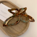 Detalle de la pinza mariposa de acetato carey con efectos jaspeados en azul y verde - Café Azul