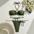 Vue détaillée d'un bikini côtelé vert armée orné de coquillages blancs et de perles fines - S / Vert Militaire