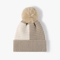 Gorro de punto para mujer con pompón en diseño bicolor crema y caqui para el invierno - Caqui (23B091)