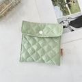 Détail du tissu matelassé vert clair avec motifs de cœurs sur la petite pochette de rangement - Vert