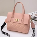 Borsa rosa trapuntata a rombi con tracolla larga regolabile e chiusura a girello - Rosa