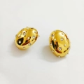 Detalle de pendientes ovalados dorados con perlas y cristales de circonita brillantes - Estilo Perla / Estilo Perla Dorada